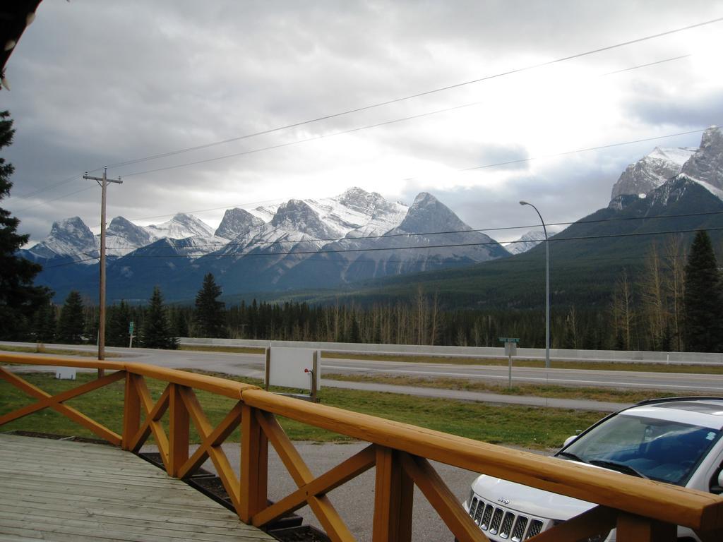 Park Gate Chalets Hotel Canmore Exterior photo